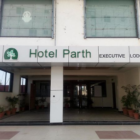Hotel Parth Executive Lātūr Exteriör bild