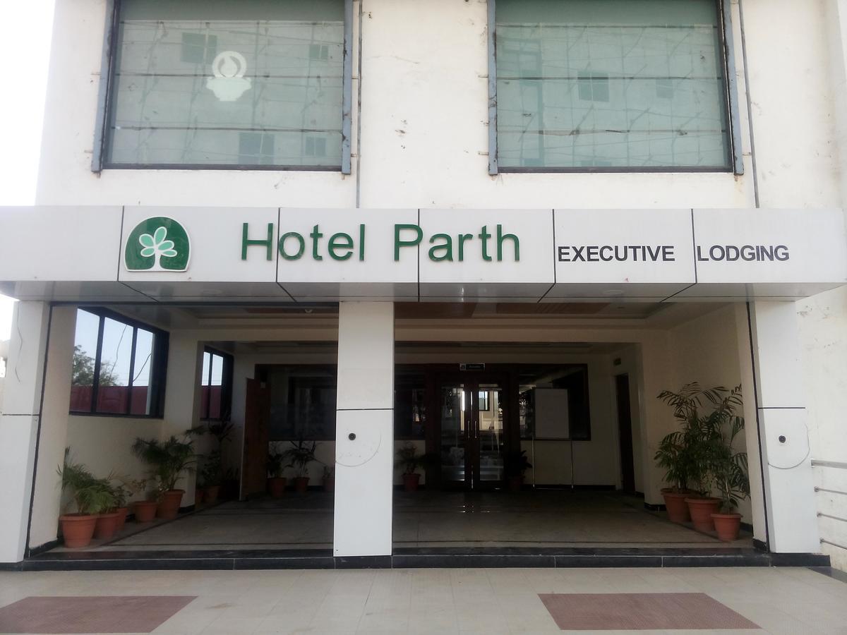 Hotel Parth Executive Lātūr Exteriör bild
